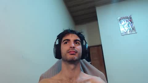 Snapshot of therazhanen chatting on 11/11/25, 03:39 Santiago Enrique online show from 11/11/25, 03:39