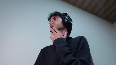 Snapshot of therazhanen chatting on 02/25/26, 05:17 Santiago Enrique online show from 02/25/26, 05:17