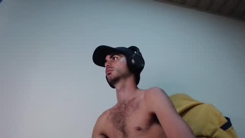 Snapshot of therazhanen chatting on 03/04/26, 04:29 Santiago Enrique online show from 03/04/26, 04:29