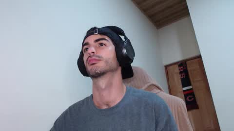 Snapshot of therazhanen chatting on 03/12/26, 06:52 Santiago Enrique online show from 03/12/26, 06:52