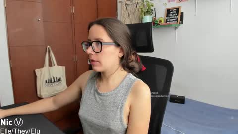 Snapshot of thetropicalseduction chatting on 10/30/25, 02:18 Nicole online show from 10/30/25, 02:18