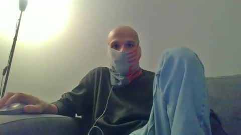 Scarf guy online show from 12/17/25, 04:57
