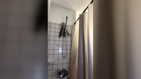 Snapshot of theybae chatting on 01/12/26, 09:58 B A E online show from 01/12/26, 09:58