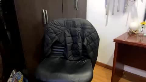 Snapshot of thiago_happy chatting on 12/23/25, 03:48 thiago_happy online show from 12/23/25, 03:48