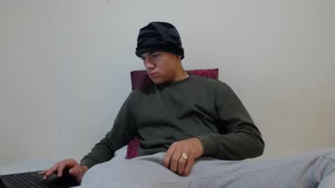 Thiago independent model online show from 01/05/25, 08:00