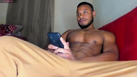 Snapshot of thiagosantos_ chatting on 10/27/25, 02:04 Thiago Instagram   online show from 10/27/25, 02:04