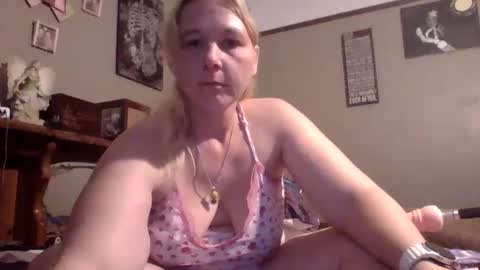 Snapshot of thickblonde_92 chatting on 10/05/25, 12:20 thickblonde_92 online show from 10/05/25, 12:20