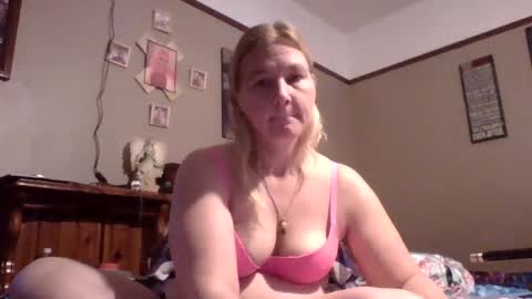 Snapshot of thickblonde_92 chatting on 10/08/25, 12:47 thickblonde_92 online show from 10/08/25, 12:47
