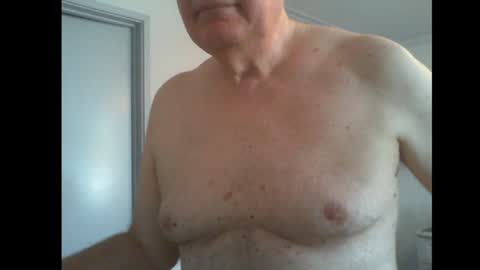 Snapshot of thickmelnik chatting on 01/05/25, 01:03 James online show from 01/05/25, 01:03