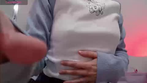 Snapshot of thin33 chatting on 09/16/25, 10:11 sara online show from 09/16/25, 10:11