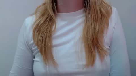 Snapshot of thin33 chatting on 10/17/25, 02:37 sara online show from 10/17/25, 02:37