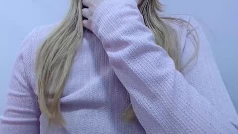 Snapshot of thin33 chatting on 10/28/25, 03:10 sara online show from 10/28/25, 03:10