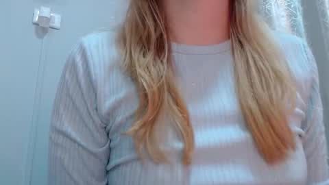 Snapshot of thin33 chatting on 11/11/25, 02:44 sara online show from 11/11/25, 02:44