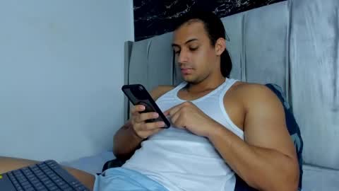 Snapshot of thomas__wayne chatting on 05/23/26, 01:15 Thomas online show from 05/23/26, 01:15