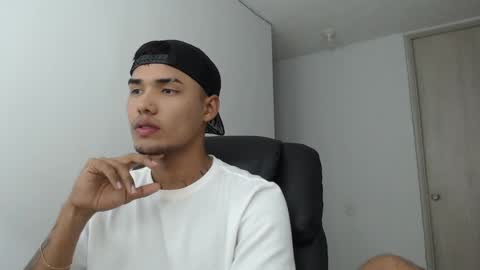 Snapshot of thomas_latin_boy chatting on 01/15/25, 07:59 Thomas online show from 01/15/25, 07:59