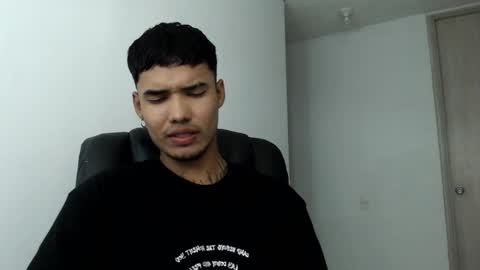 Snapshot of thomas_latin_boy chatting on 01/17/25, 09:39 Thomas online show from 01/17/25, 09:39