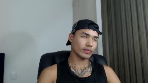 Snapshot of thomas_latin_boy chatting on 01/24/25, 06:35 Thomas online show from 01/24/25, 06:35