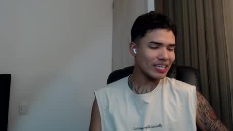 Snapshot of thomas_latin_boy chatting on 01/28/25, 12:22 Thomas online show from 01/28/25, 12:22