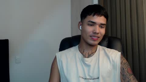 Snapshot of thomas_latin_boy chatting on 01/28/25, 03:25 Thomas online show from 01/28/25, 03:25