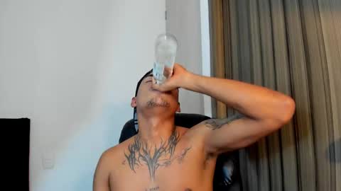 Snapshot of thomas_latin_boy chatting on 02/11/25, 06:51 Thomas online show from 02/11/25, 06:51