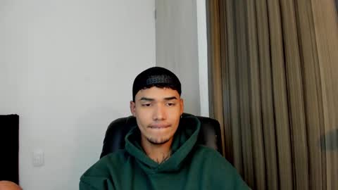 Snapshot of thomas_latin_boy chatting on 02/14/25, 03:54 Thomas online show from 02/14/25, 03:54