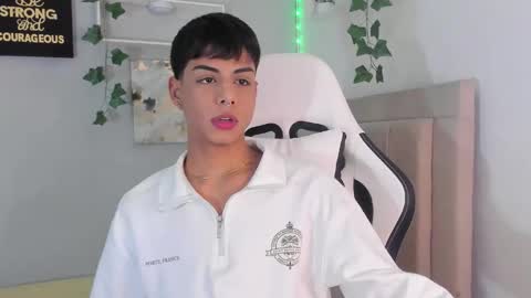 Snapshot of thomas_wild chatting on 09/12/25, 07:52 Thomas online show from 09/12/25, 07:52