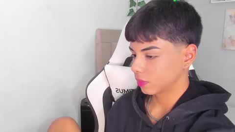 Snapshot of thomas_wild chatting on 10/29/25, 07:32 Thomas online show from 10/29/25, 07:32