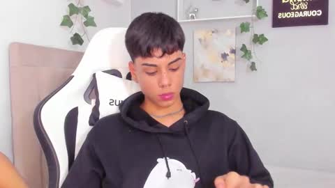 Snapshot of thomas_wild chatting on 11/13/25, 05:17 Thomas online show from 11/13/25, 05:17