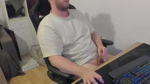 Snapshot of thommy2008 chatting on 10/31/25, 02:40 thommy2008 online show from 10/31/25, 02:40