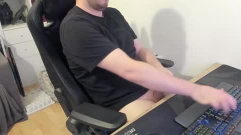 Snapshot of thommy2008 chatting on 11/12/25, 12:16 thommy2008 online show from 11/12/25, 12:16