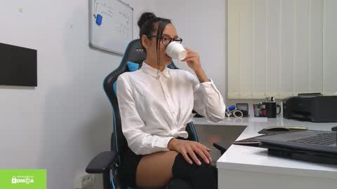 Snapshot of tia_j chatting on 10/06/25, 05:43 tia_j online show from 10/06/25, 05:43