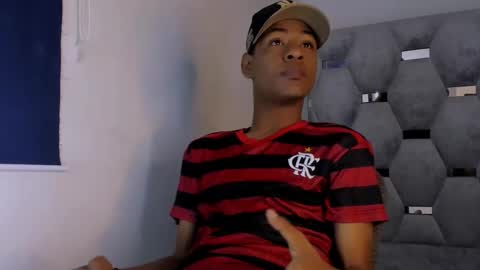 Snapshot of tiago_xxx_ chatting on 10/20/25, 08:20 tiago_xxx_ online show from 10/20/25, 08:20
