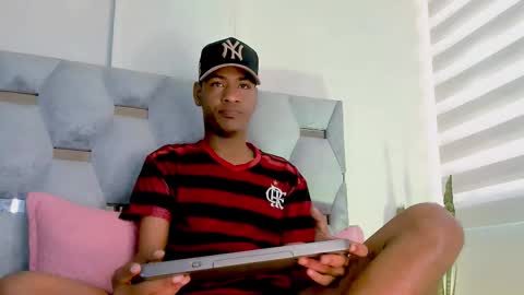Snapshot of tiago_xxx_ chatting on 10/25/25, 06:35 tiago_xxx_ online show from 10/25/25, 06:35