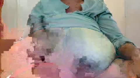 Snapshot of tinagiant chatting on 01/29/25, 12:35 tinagiant online show from 01/29/25, 12:35