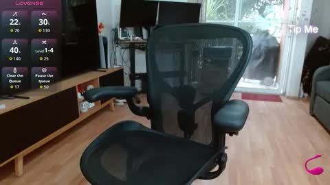 Snapshot of tiny_caroline chatting on 11/27/25, 10:12 Tiny Caroline online show from 11/27/25, 10:12