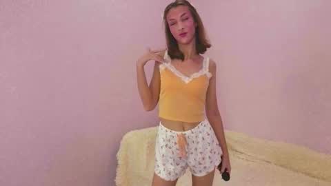 Snapshot of tiny_lilyy chatting on 10/15/25, 12:05 Lily online show from 10/15/25, 12:05