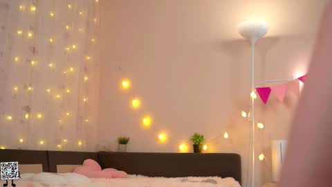 Snapshot of tiny_miracle chatting on 12/02/24, 05:04 Lyssa online show from 12/02/24, 05:04