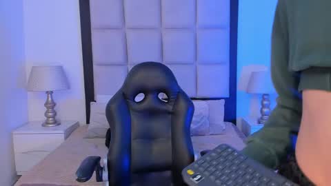 Snapshot of tiny_thomm chatting on 02/12/26, 06:30 Thomm Independent Model online show from 02/12/26, 06:30