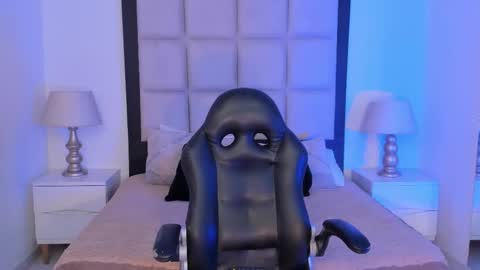 Snapshot of tiny_thomm chatting on 02/14/26, 03:47 Thomm Independent Model online show from 02/14/26, 03:47