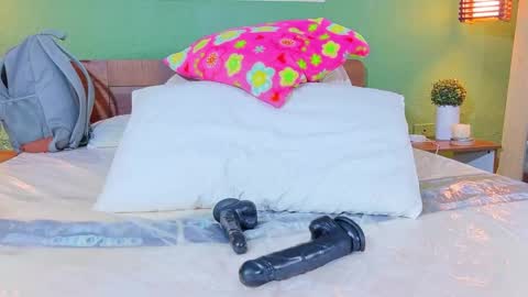 tiny_whore18 online show from 04/26/26, 05:49