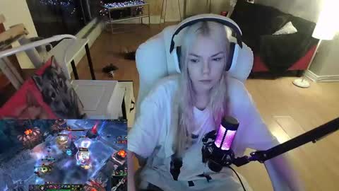 stage Kylie Sinner  brand CLITBAIT online show from 02/05/25, 10:01