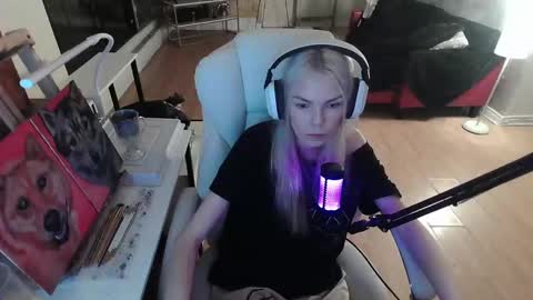 stage Kylie Sinner  brand CLITBAIT online show from 02/07/25, 07:07