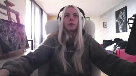 stage Kylie Sinner  brand CLITBAIT online show from 10/30/25, 07:36