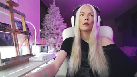 stage Kylie Sinner  brand CLITBAIT online show from 12/02/25, 07:36