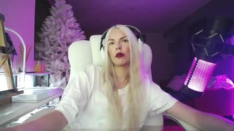 stage Kylie Sinner  brand CLITBAIT online show from 12/05/25, 12:52