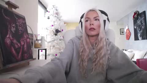 stage Kylie Sinner  brand CLITBAIT online show from 12/14/25, 06:01