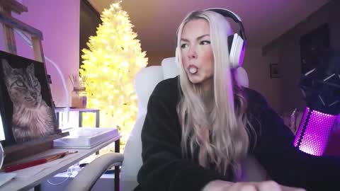 stage Kylie Sinner  brand CLITBAIT online show from 01/16/26, 12:14