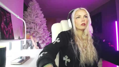 stage Kylie Sinner  brand CLITBAIT online show from 02/05/26, 10:25