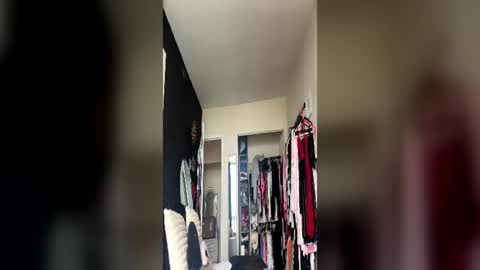 Snapshot of tinykylie chatting on 06/18/26, 08:02 stage Kylie Sinner brand CLITBAIT online show from 06/18/26, 08:02