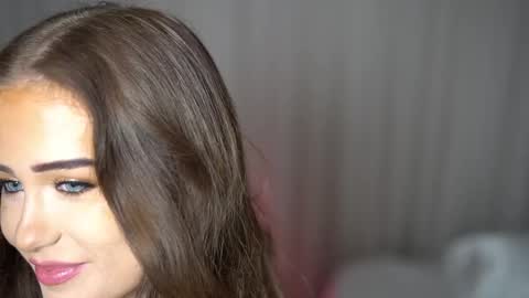 Snapshot of tinyxstar chatting on 11/18/25, 04:11 Lili online show from 11/18/25, 04:11